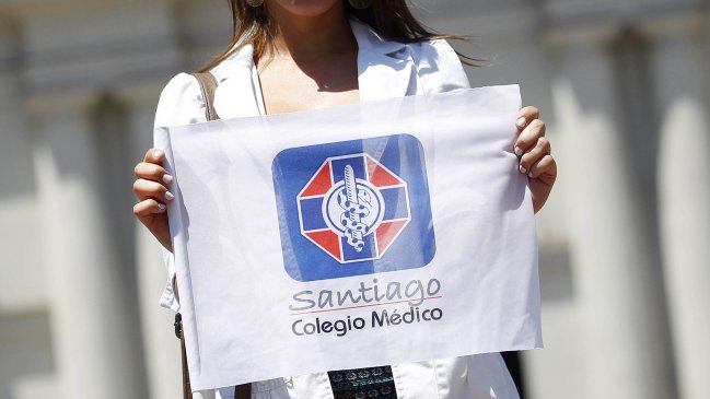 Colegio Médico dividido: Consejeros les quitaron el derecho a voto a tres agrupaciones