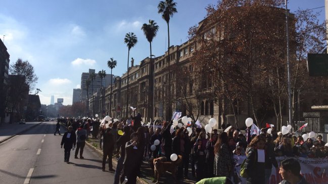 Cientos de manifestantes marcharon por los niños del Sename