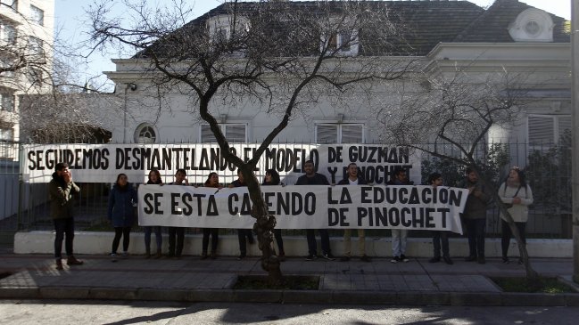 Confech protestó en el frontis de la Fundación Jaime Guzmán