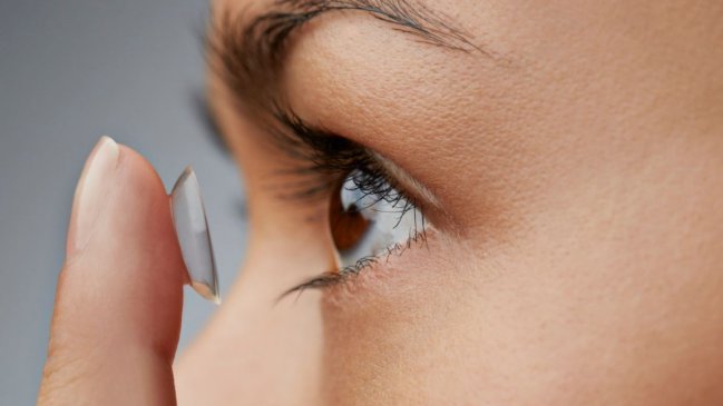 Mujer tenía 27 lentes de contactos puestos y casi la operan a la vista