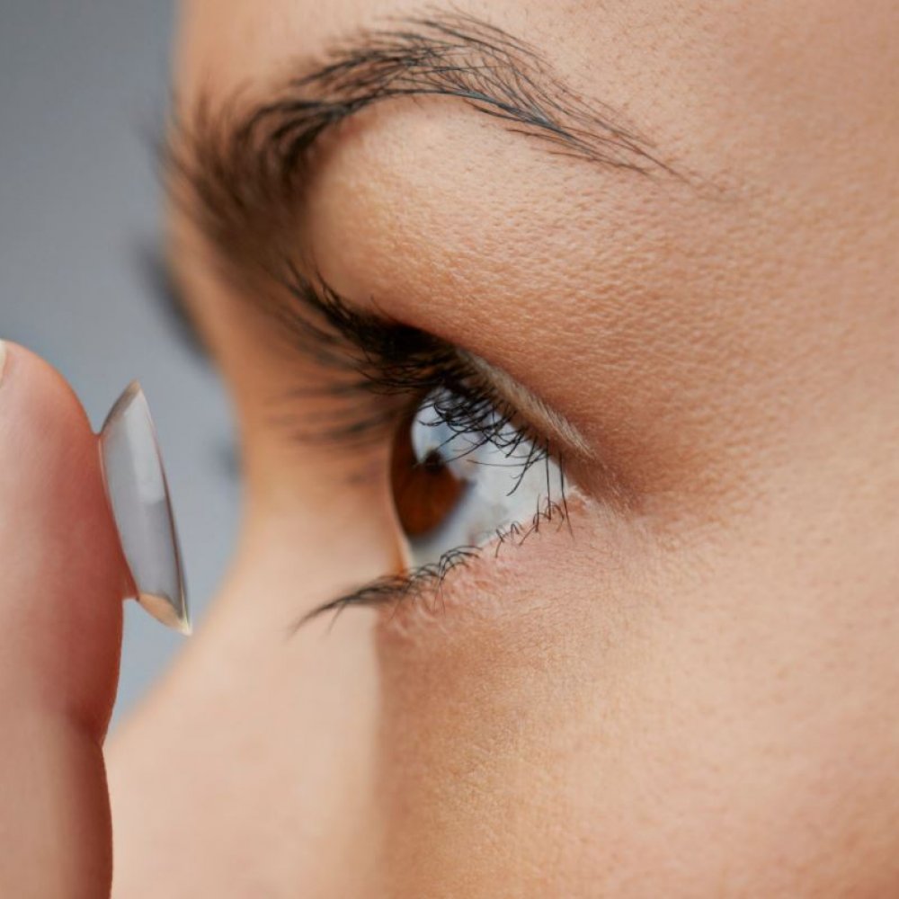 Mujer tenía 27 lentes de contactos puestos y casi la operan a la vista