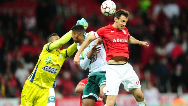 Felipe Gutiérrez jugó en polémica victoria de Internacional de Porto Alegre
