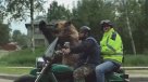 Rusos pasearon a un oso en su motocicleta