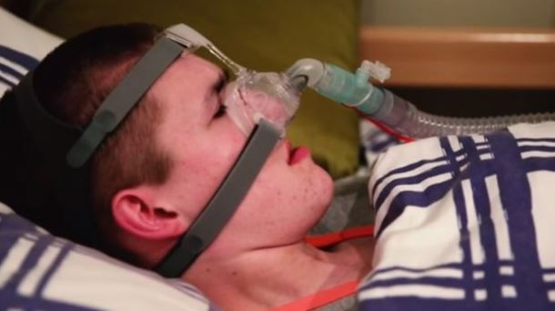 El extrañísimo caso del joven inglés que no se puede dormir solo