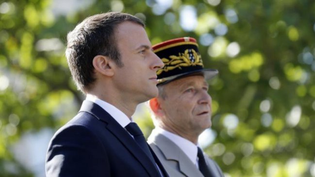 Jefe del Ejército francés renunció tras enfrentarse a Macron por presupuesto