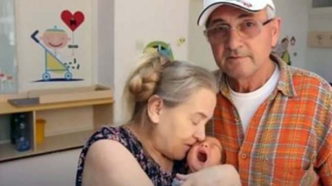Una mujer de 60 años da a luz y su marido la deja por el llanto del bebé