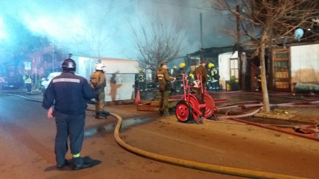 Incendio afectó a una vivienda en el centro de Santiago