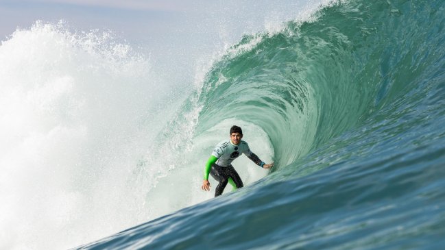 El chileno Manuel Selman avanzó a cuartos de final en el Circuito Mundial de Surf
