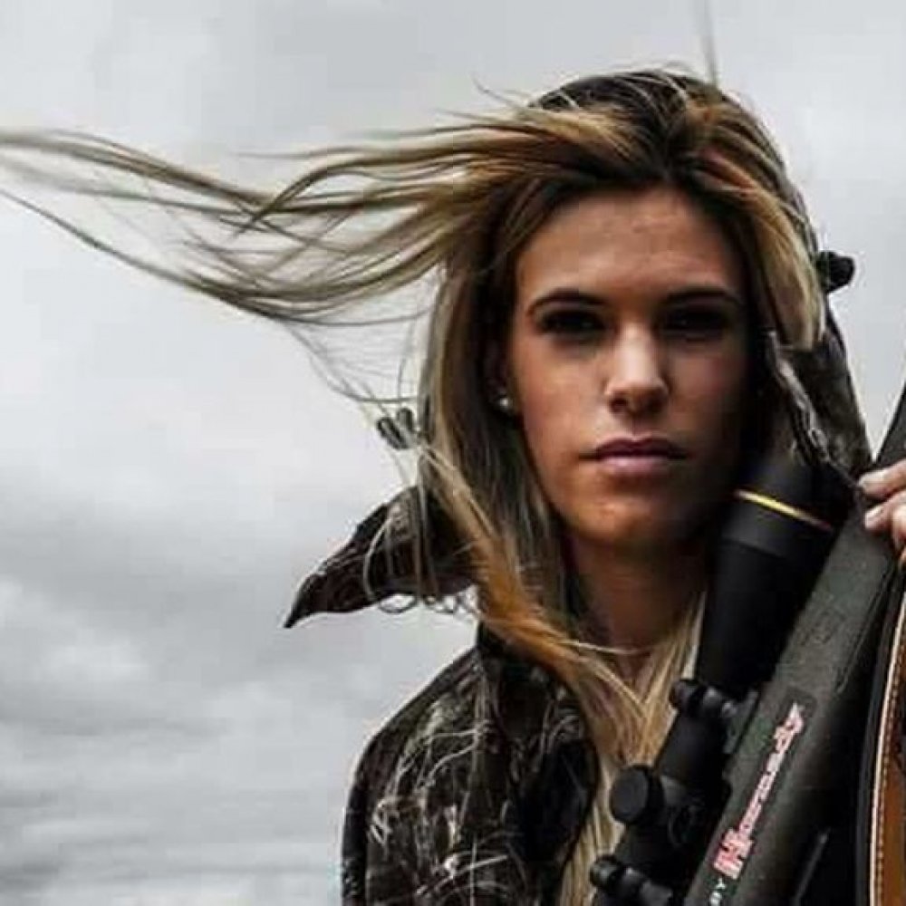 Hallan muerta a cazadora y bloguera española