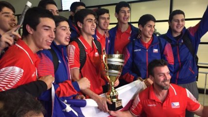   Los campeones del sudamericano de baloncesto sub 17 fueron recibidos con aplausos en Santiago 