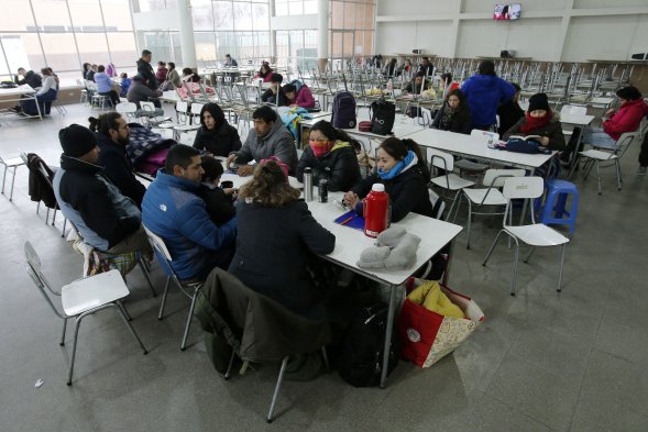 [Fotos] Apoderados esperan en casino de colegio Eleuterio Ramírez por