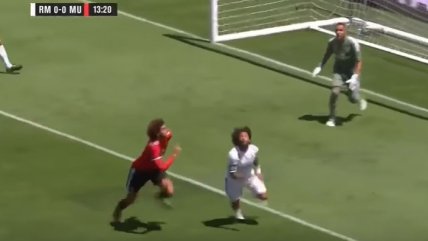 Marcelo sacó a pasear a Fellaini en plena área chica