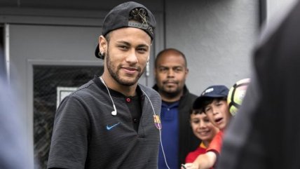 Demi Lovato lució a junto a Neymar la camiseta de Barcelona