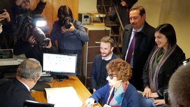 Madre de Michelle Bachelet firmó para respaldar candidatura de Guillier