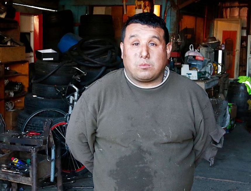 Luksic anunció donación a trabajador que devolvió 700 mil pesos que encontró botados