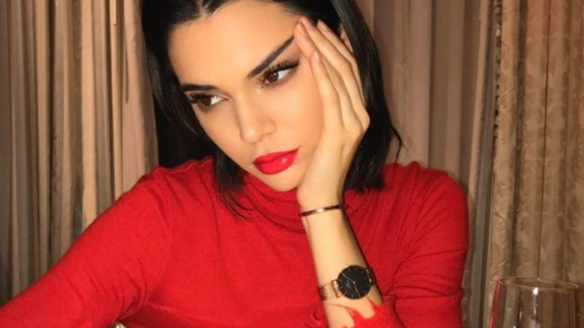 Polémica por nueva foto desnuda de Kendall Jenner fumando