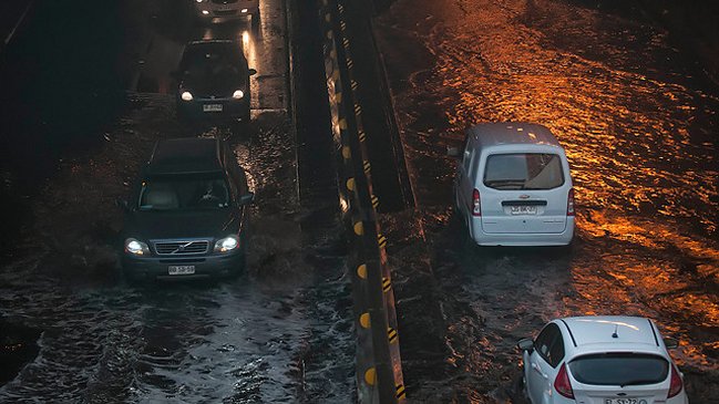 Rotura de matriz inundó paso bajo nivel de Las Condes