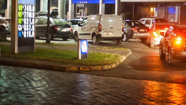 Familia sufrió robo de su auto al cargar combustible en servicentro de Santiago