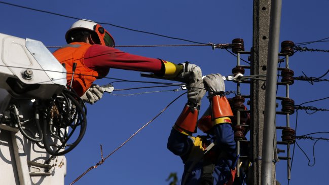Sernac presentó demandas colectivas contra Enel, CGE y otras nueve empresas