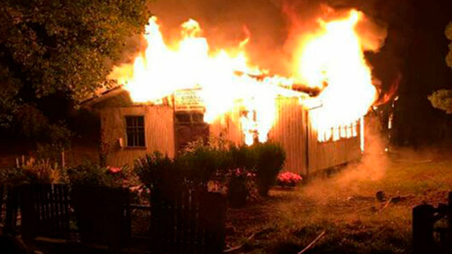 La Araucanía: Gobierno aumentará apoyo y resguardo a iglesias por ataques incendiarios