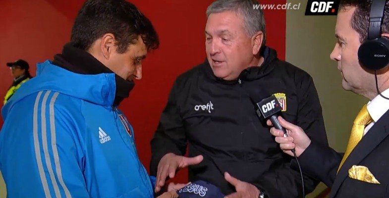 Luis Marcoleta pasó de un religioso regalo a Hoyos a criticar con dureza el arbitraje