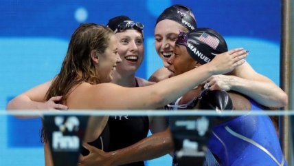 Relevo femenino 4x100 estilos de EE.UU. batió récord mundial  