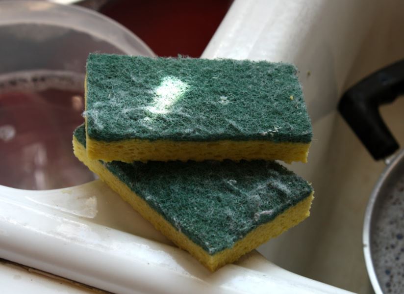 Limpiar con detergente la esponja para lavar la loza es la peor idea