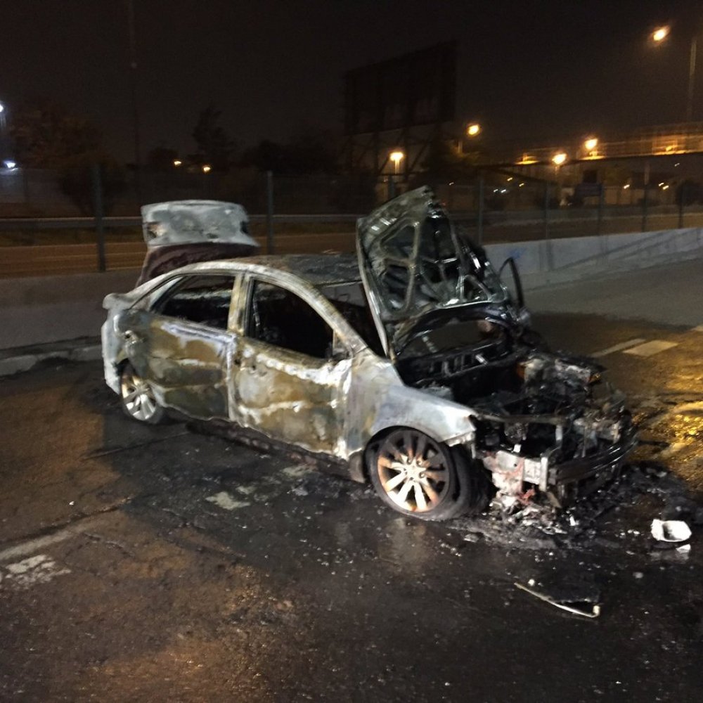 Delincuentes quemaron vehículos para evitar persecución policial en Huechuraba