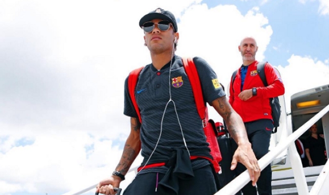 Neymar volvió a España en medio de los rumores que lo ponen en PSG