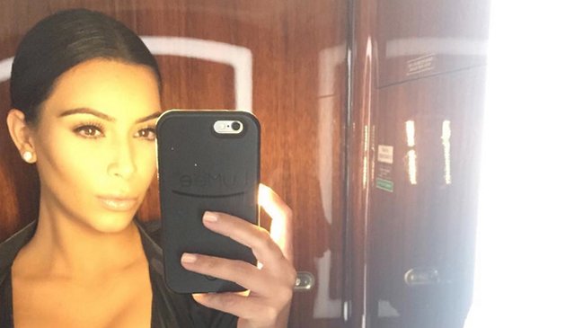 Kim Kardashian enfrenta millonaria demanda por la carcasa de su celular