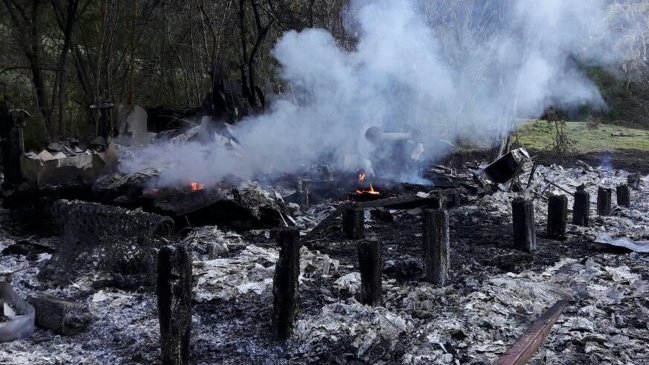 Gobierno Regional del Biobío se querellará por quema de cabaña en Lago Lleu-Lleu