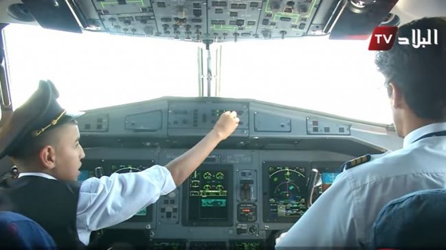  Dos pilotos fueron castigados por dejar a un niño al mando  