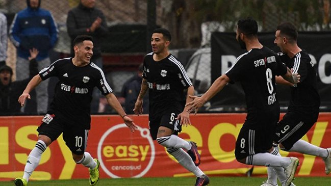 Riestra ascendió a Segunda División de Argentina tras 
