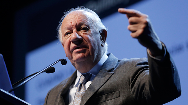 Lagos critica a Piñera por tratar a ministro Valdés de 