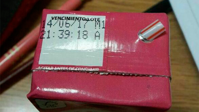 Estudiantes protestan por entrega de leche vencida en liceo de Providencia