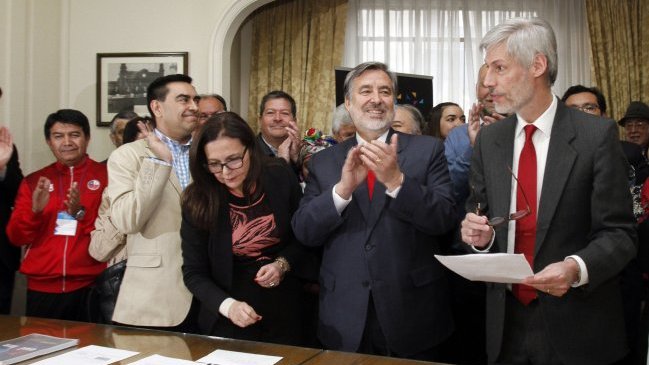 Guillier inscribió candidatura presidencial ante el Servel con más de 61 mil firmas