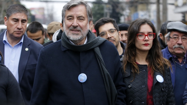 Guillier presenta firmas para inscribir su candidatura presidencial con sello ciudadano