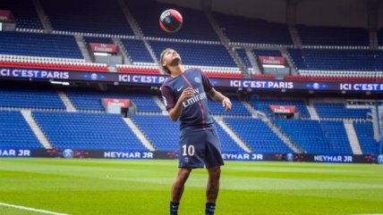   Neymar enfundó por primera vez la camiseta número 10 de Paris Saint-Germain 