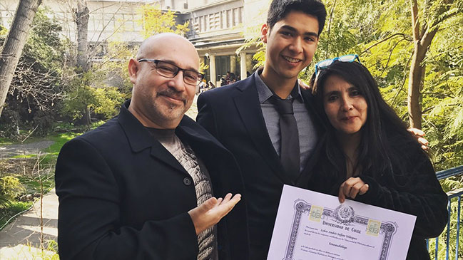 Hijo de Juan Andrés Salfate se graduó con distinción máxima