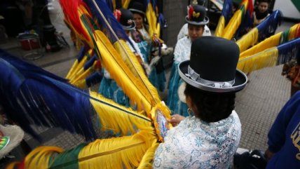 El colorido pasacalle boliviano en el centro de Santiago