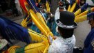 El colorido pasacalle boliviano en el centro de Santiago