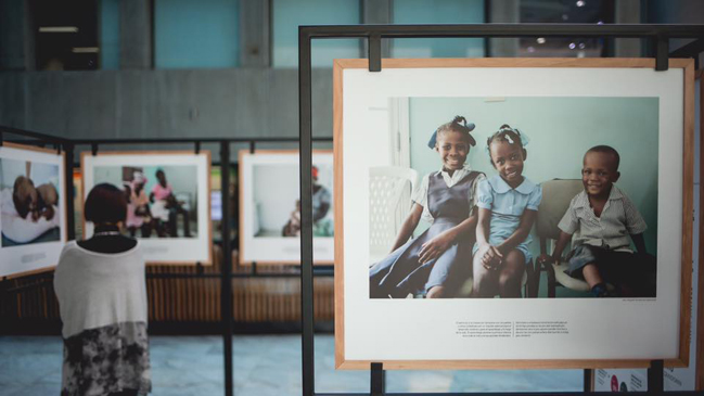 Exposición fotográfica nacional retrata las dificultades de ser niño en Haití