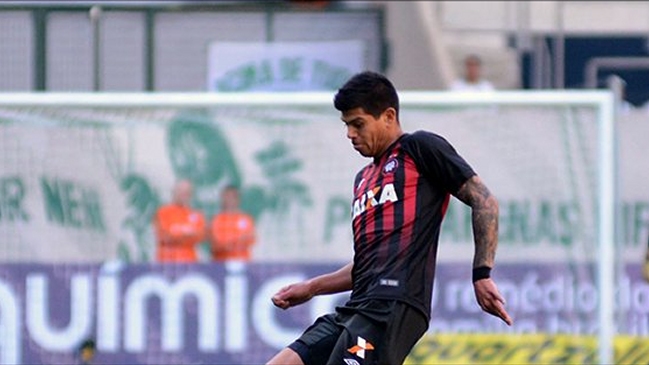 Atlético Paranaense venció a Palmeiras con presencia de Esteban Pavez