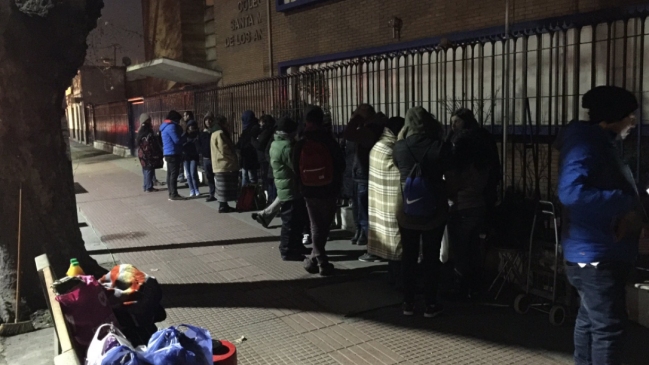 Apoderados acamparon desde el viernes para inscribir a sus hijos en colegio de La Cisterna