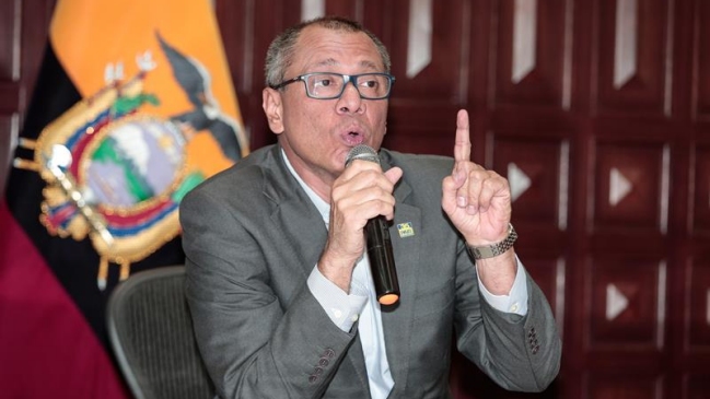 Ecuador bajará salarios de altos funcionarios y venderá un avión presidencial ante crisis