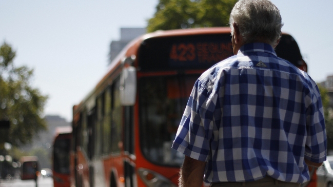 Tarjeta de adulto mayor: Transantiago no descarta beneficio 