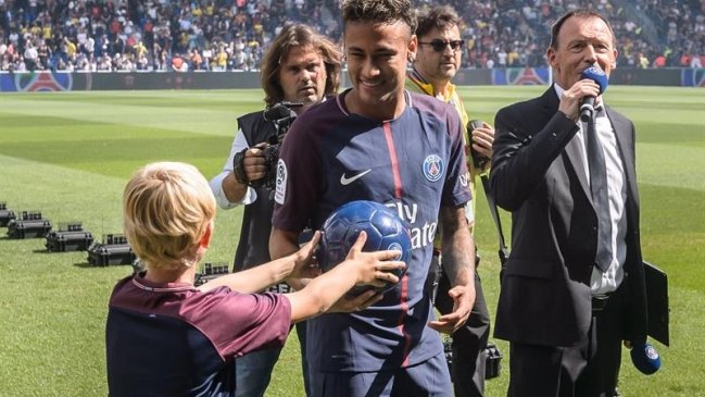 Rummenigge: Bayern pagó menos por Allianz Arena que PSG por Neymar