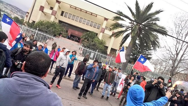 Pescadores y alcalde de Lebu protestaron frente al Congreso, en Valparaíso