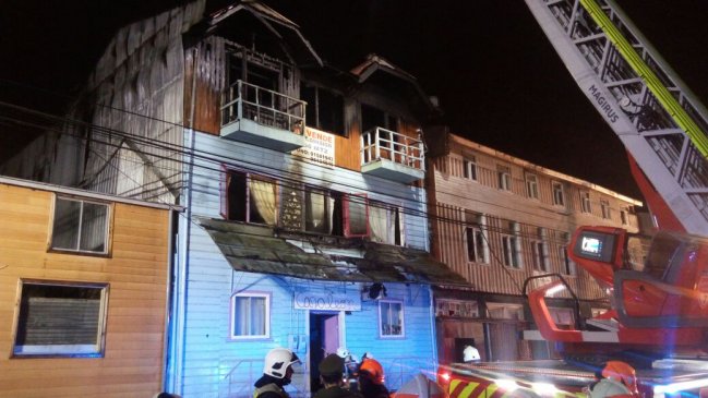 Al menos dos lesionados tras incendio en hostal de Puerto Montt