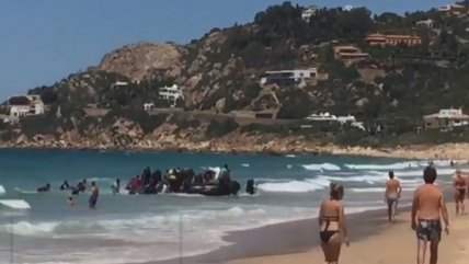   Captan el momento en que inmigrantes desembarcaron en una playa de Cádiz 